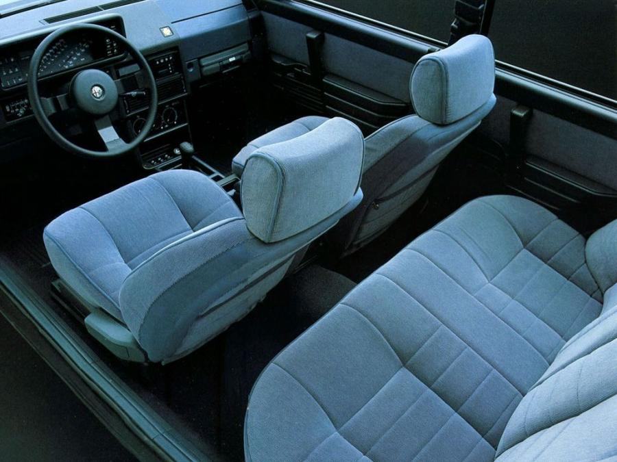 Интерьер Alfa Romeo 90 (162A) 1984 года  (фото 24 из 25)